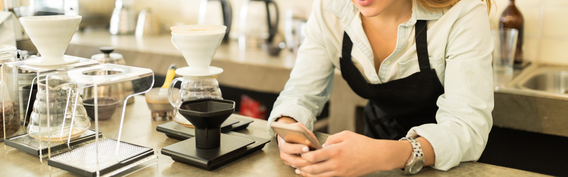 Verkäuferin erledigt Kassenschnitt