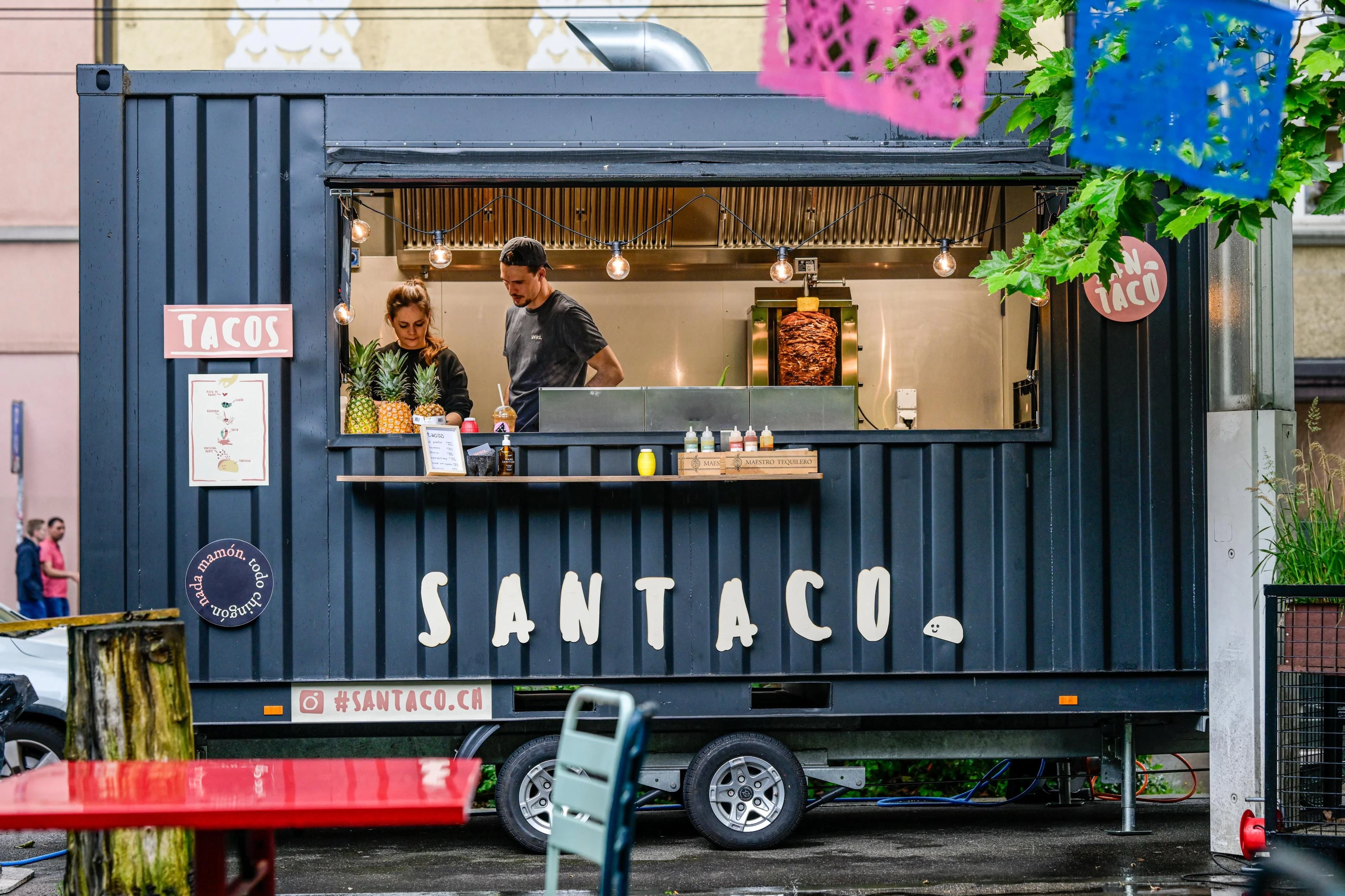 Il food truck Santaco visto dall’esterno.