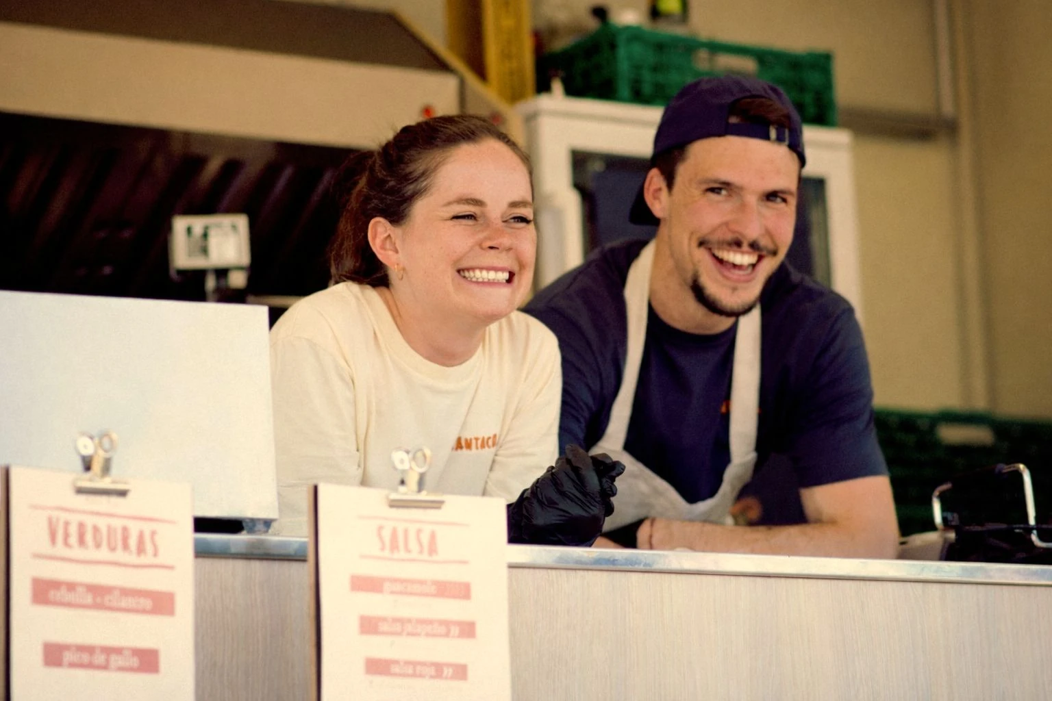 Santiago Schoch e la sua compagna Sabina Bürge nel loro food truck.
